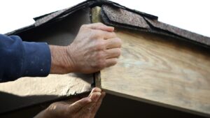 avantages et les inconvénients des différentes méthodes pour réparer une rive de toit